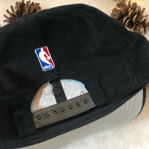 Vintage Deadstock NWT 1997 NBA Champions Chicago Bulls Logo Athletic Snapback Hat