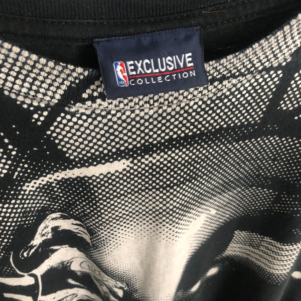LeBron James Dunking Cleveland Cavaliers NBA Exclusive Collection T-Shirt (XL)